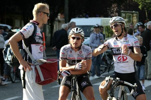 Danilo Hondo and Matthias Friedemann (PSK Whirlpool-Author) with masseur David Kupka.