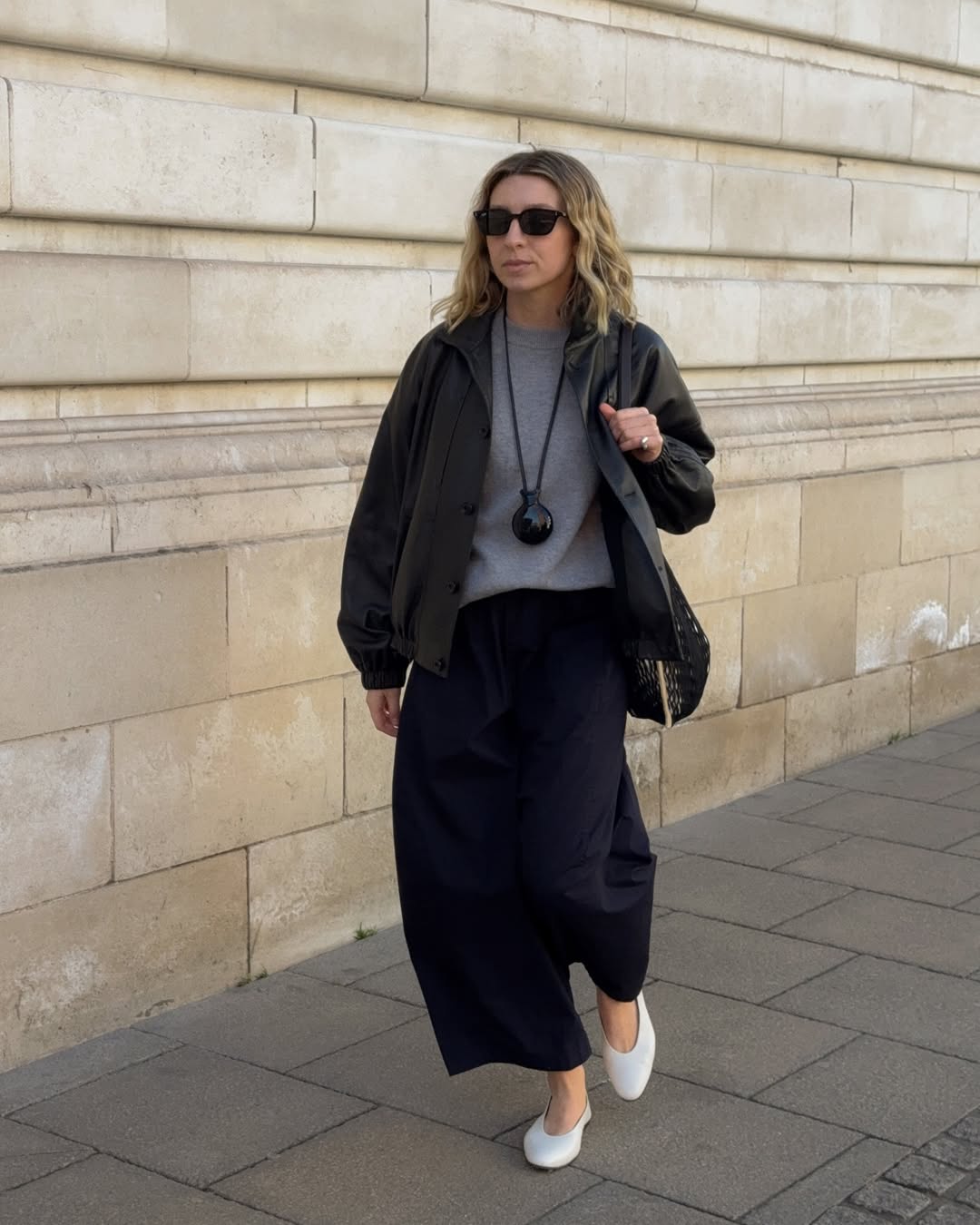 Brittany in pantaloni alla zuava neri e ballerine bianche