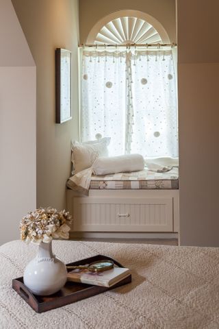 How to make a small bedroom look bigger