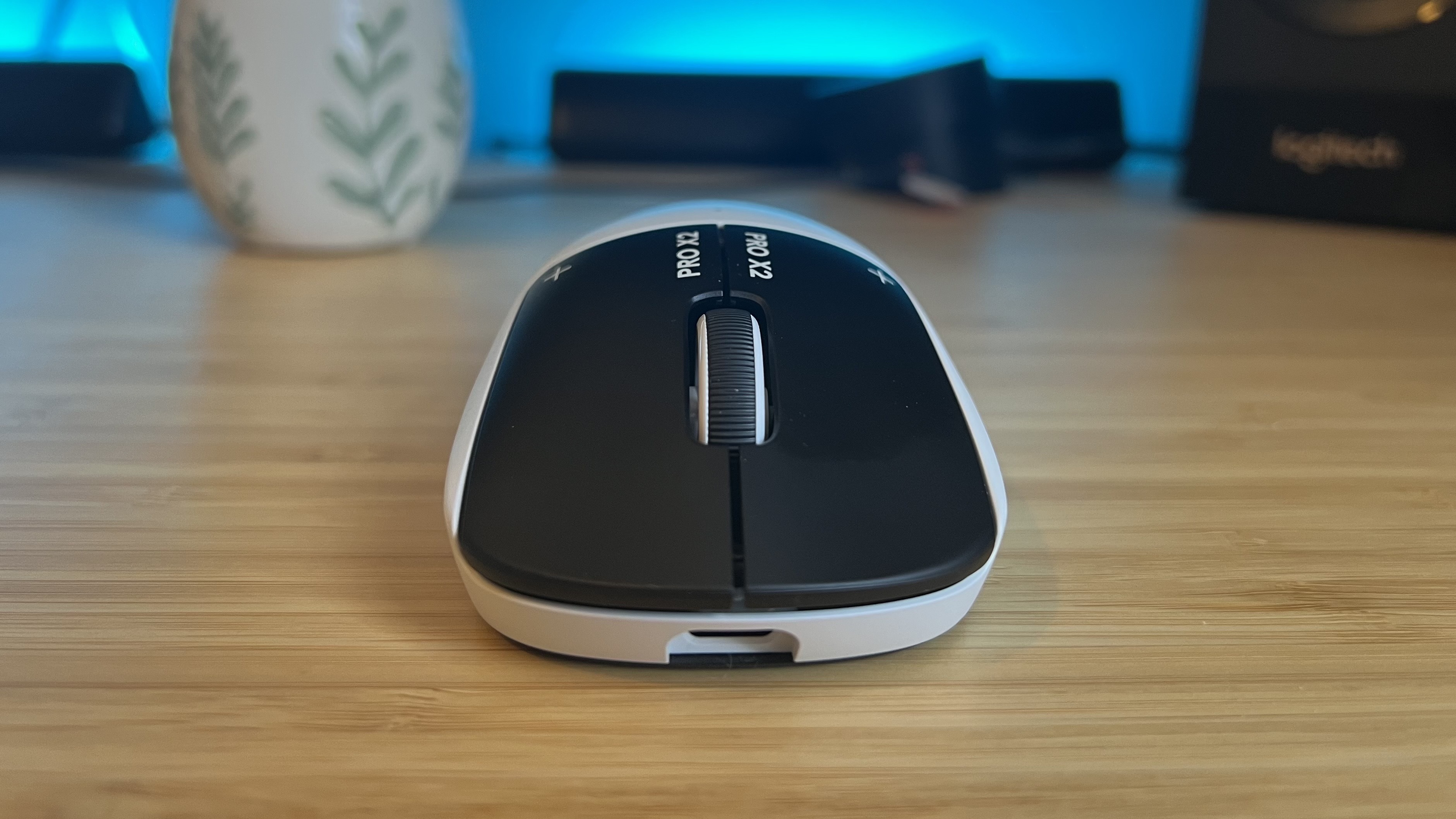 Close up on main mouse buttons on Logitech G Pro X2 Superstrike