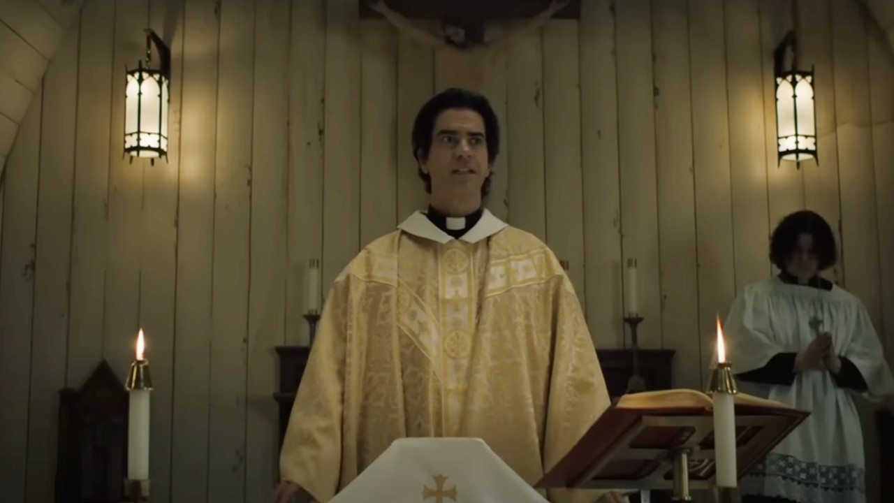 Hamish Linklater รับบทเป็น Father Paul ใน Midnight Mass