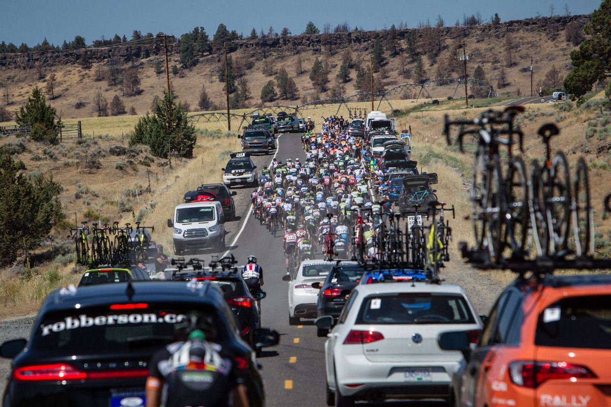 The mens peloton heads into the feed zone