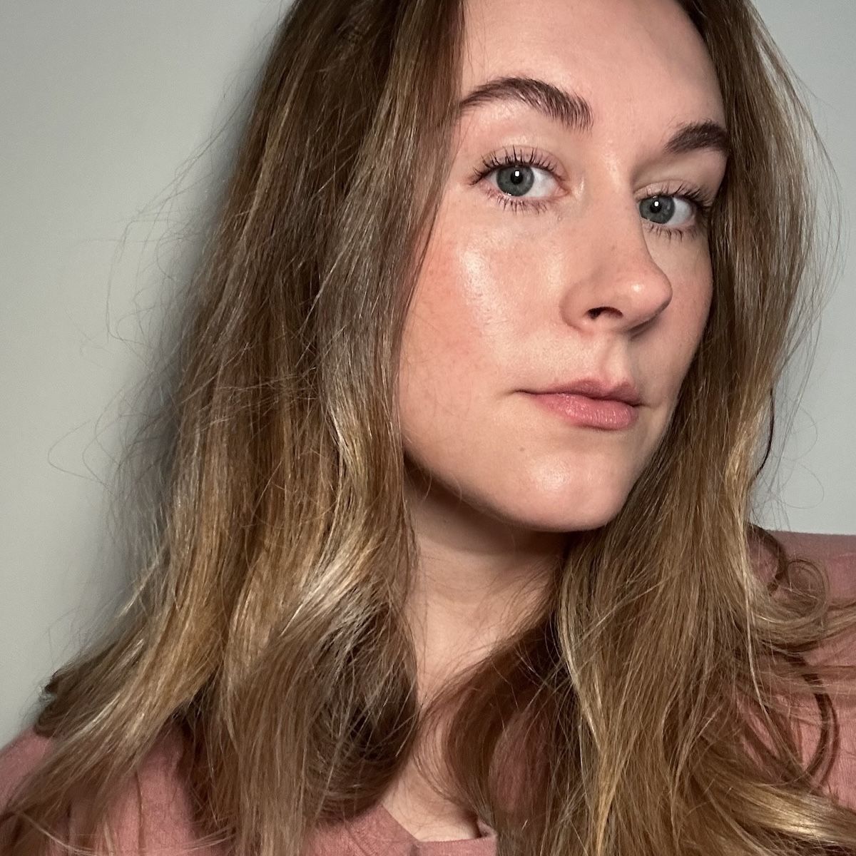 Beauty editor Kaitlyn McLintock wearing a full face of Merit, Jones Road, and Il Makiage makeup products