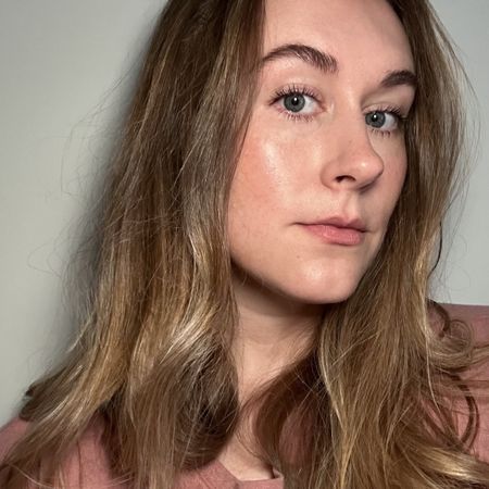 Beauty editor Kaitlyn McLintock wearing a full face of Merit, Jones Road, and Il Makiage makeup products