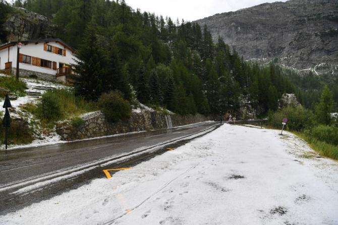 The sludgy roads in Val d'Isère hinted at worse conditions further up the race route