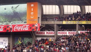 Athletic Club fans observe a minute's silence for Telmo Zarra following the legendary forward's passing in 2006.