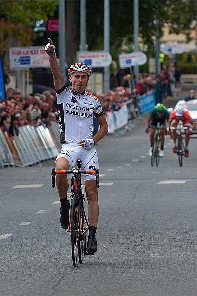 With a late race solo attack, Florian Vachon (Bretagne-Schuller) has won Paris-Bourges.