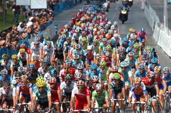 The Vuetla peloton make its way to Madrid