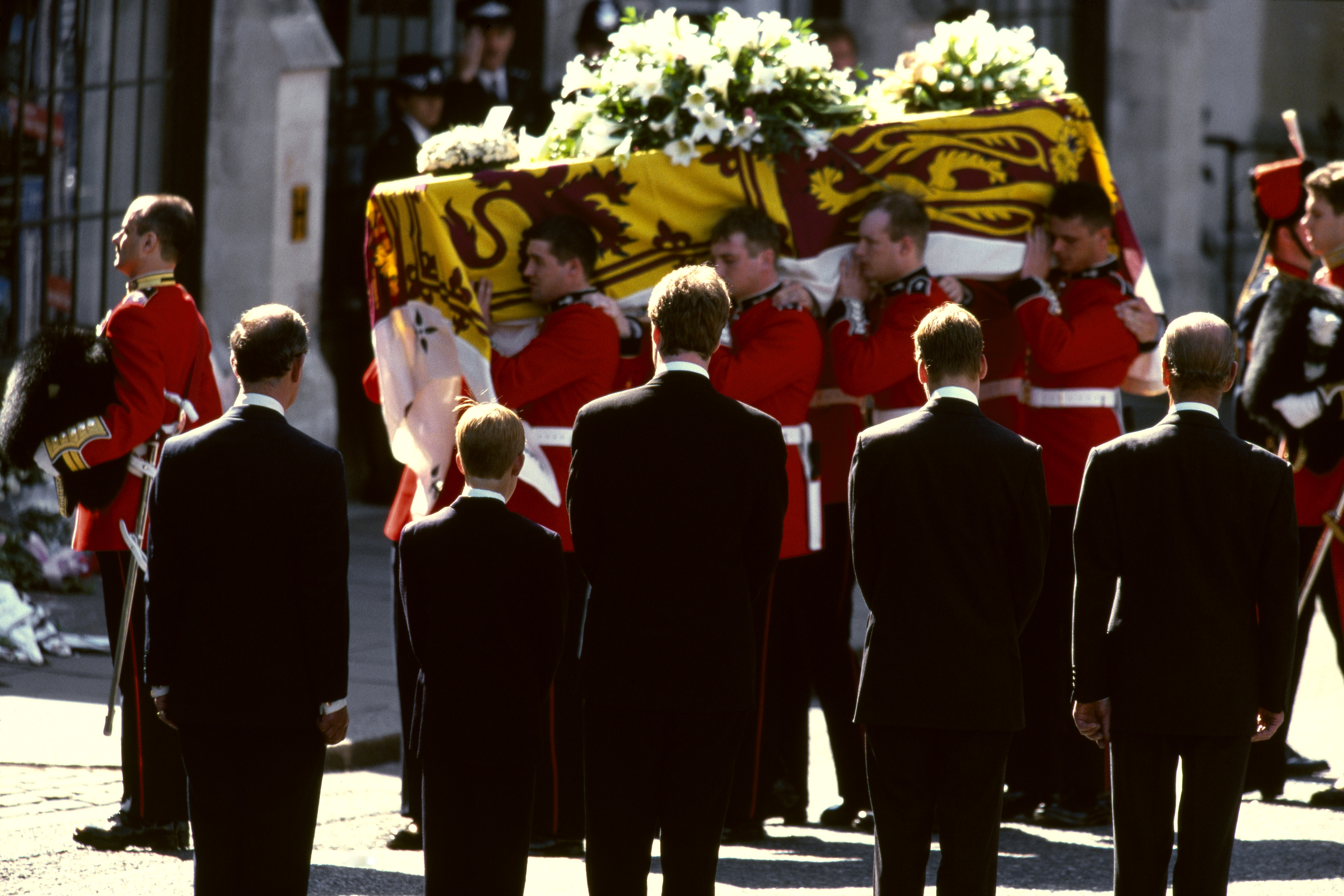 Prince Charles, Prince Harry, Prince William, Prince Philip and Prince Charles facing men carrying Princess Diana&#039;s coffin