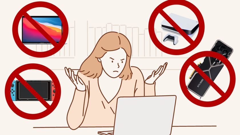 Nainen tarkastelee PS5:n, RTX 3080:n, Nintendo Switchin ja Apple MacBook Airin huonoa saatavuutta Black Fridayna ja jouluna