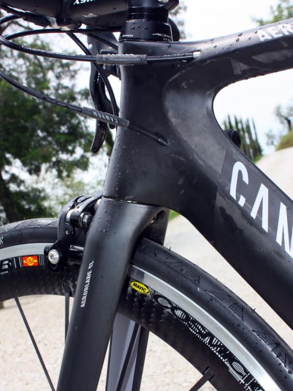 Canyon says it focused on reducing frontal area and smoothing transition areas on the Aeroad CF to help reduce drag.