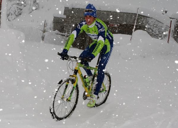 Roman Kreuziger gets used to the slippery conditions
