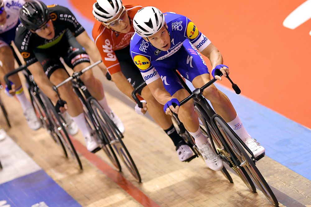 Iljo Keisse leads the bunch at the Gent Six day