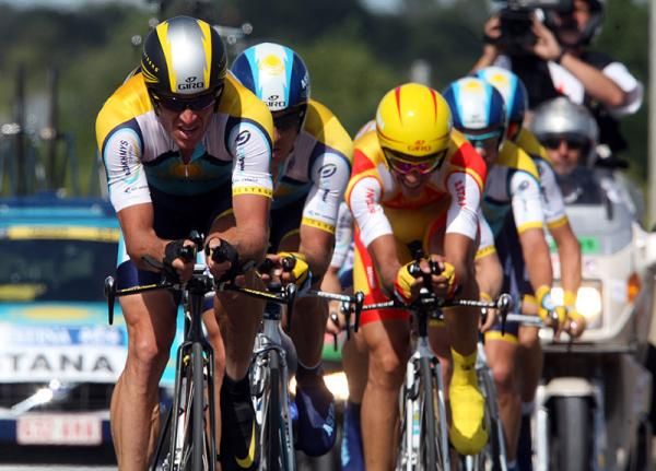 Lance Armstrong at the front in team time trial stage four.