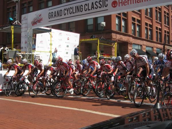 The pro men's race gets underway.
