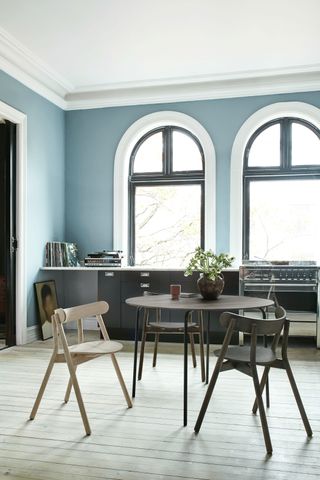 kitchen diner with open plan feel and blue interior, an example of effective kitchen design by nest