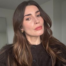 Eleanor wearing Bisou Balm in shade Mon Cheri by Violette_FR and wearing a brown cardigan