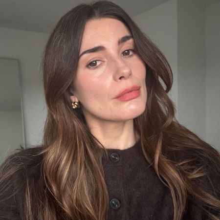 Eleanor wearing Bisou Balm in shade Mon Cheri by Violette_FR and wearing a brown cardigan