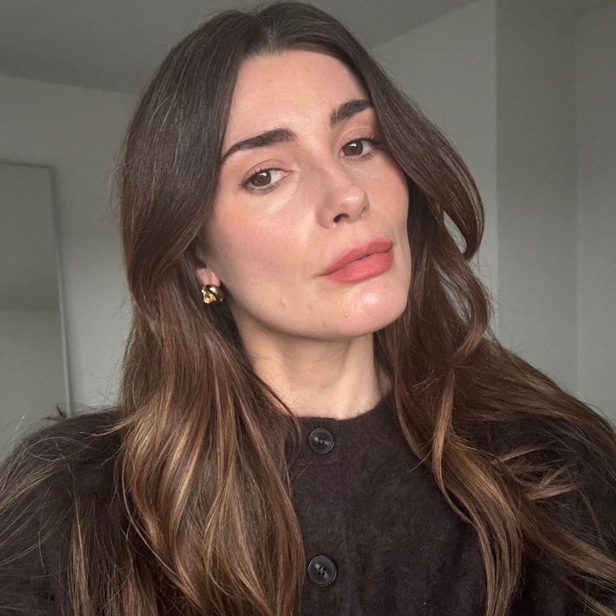 Eleanor wearing Bisou Balm in shade Mon Cheri by Violette_FR and wearing a brown cardigan