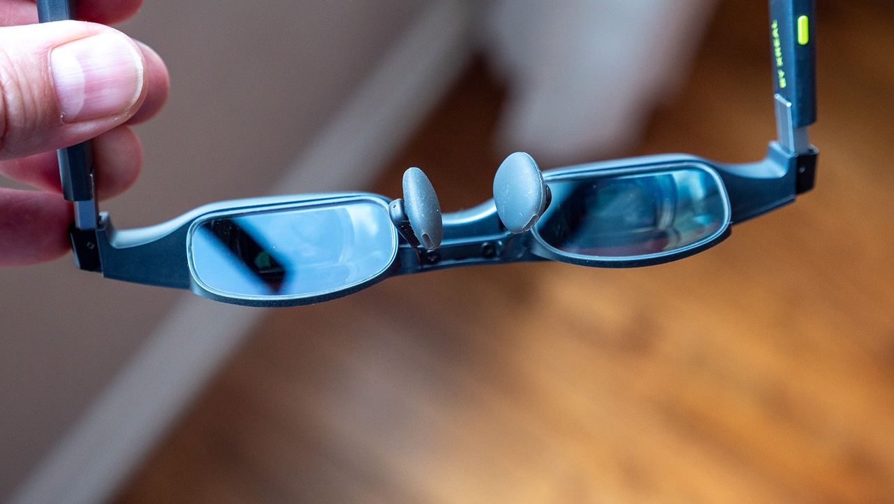 Removing the default lens shade from X by Xreal glasses