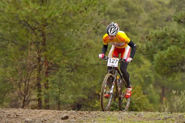 Annika Langvad (HMTBK) attacks a hill.