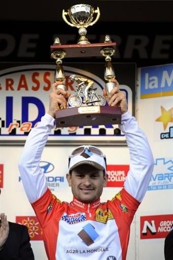 Anthony Ravard (AG2R-La Mondiale) hoists the trophy for his Etoile de Bess&egrave;ges overall victory