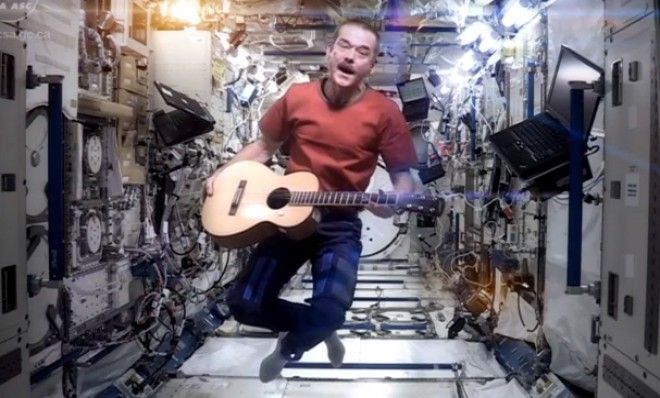 Chris Hadfield sings Bowie