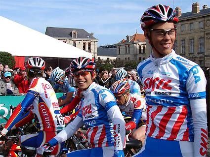 Masahiro Shinagawa (Skil Shimano) smiles with his Dutch teammate Piet Rooijakkers before the start in Compiegne.