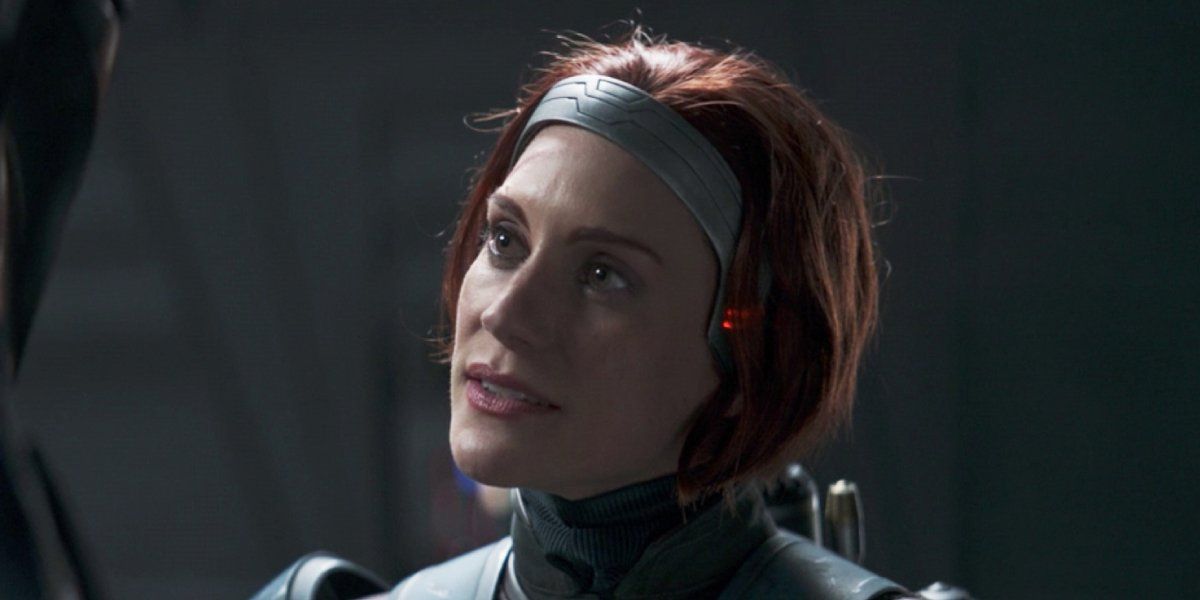 Bo-Katan Kryze (Katee Sackhoff) looks up at Din Djarin on The Mandalorian (2020)