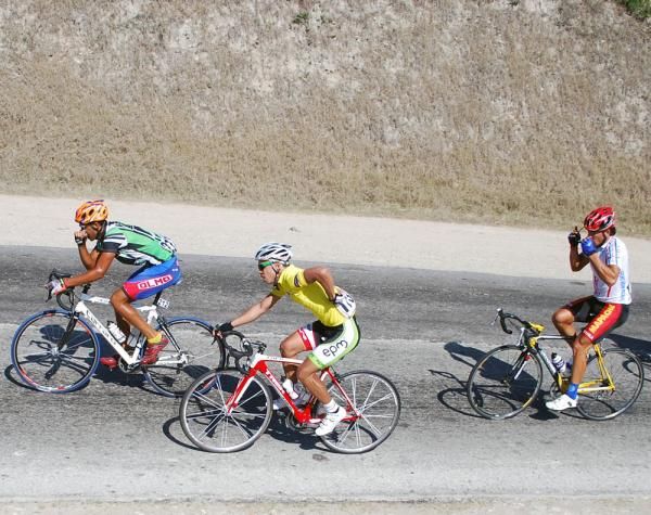 The overall leader in yellow, Jaime Casta&ntilde;eda