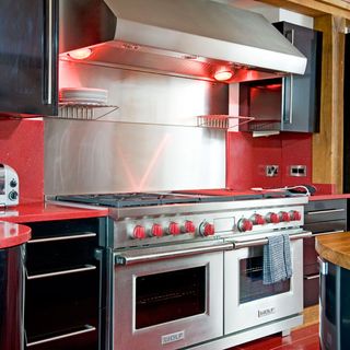 red kitchen with cooker and red knobs
