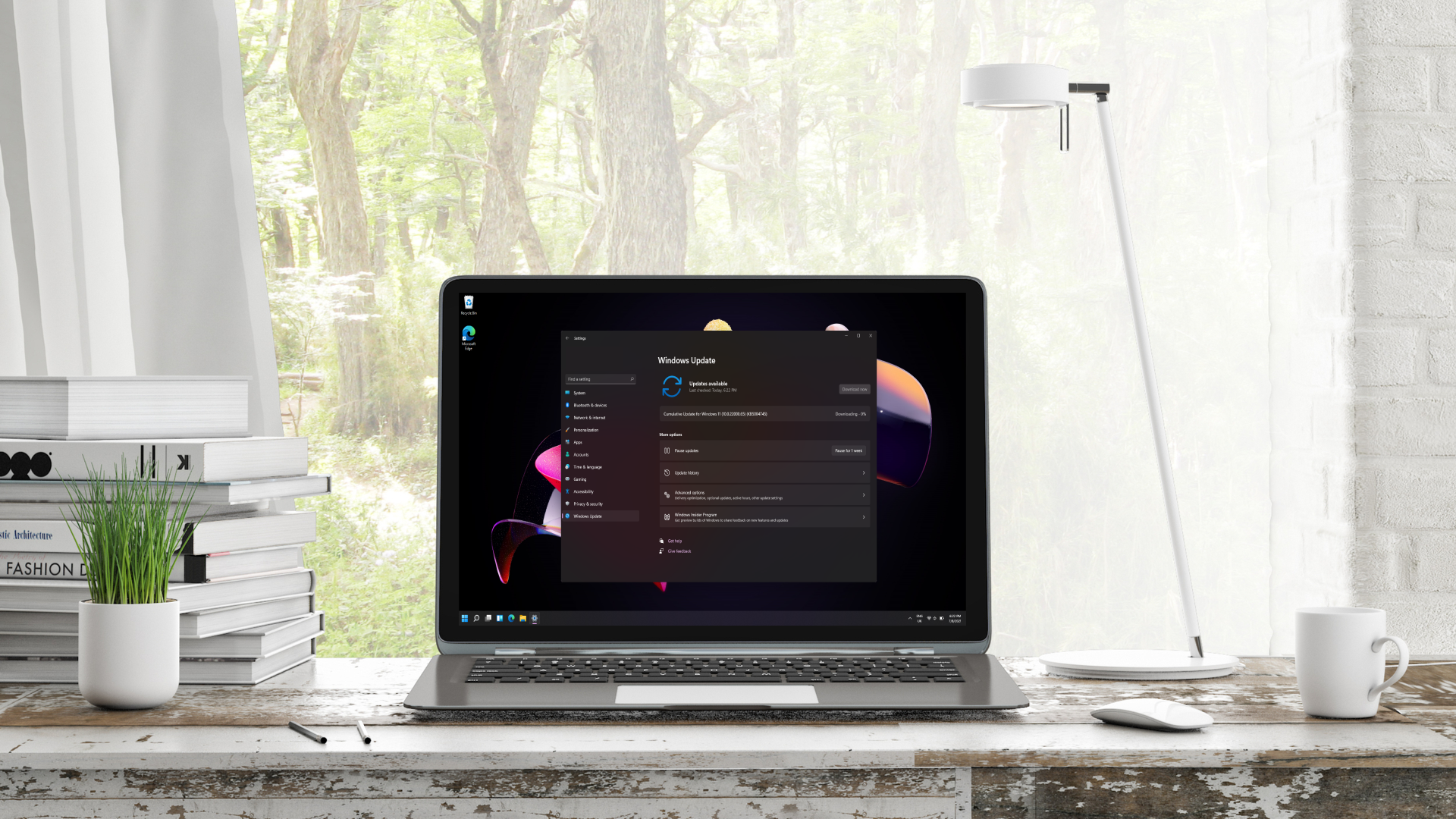 به روز رسانی ویندوز 11 روی لپ تاپ در دفتر نمایش داده می شود