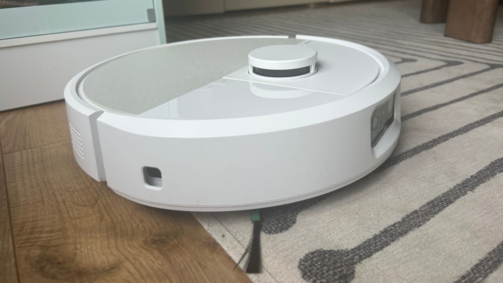 Roomba 505 Plus cleaning rug and hard floors