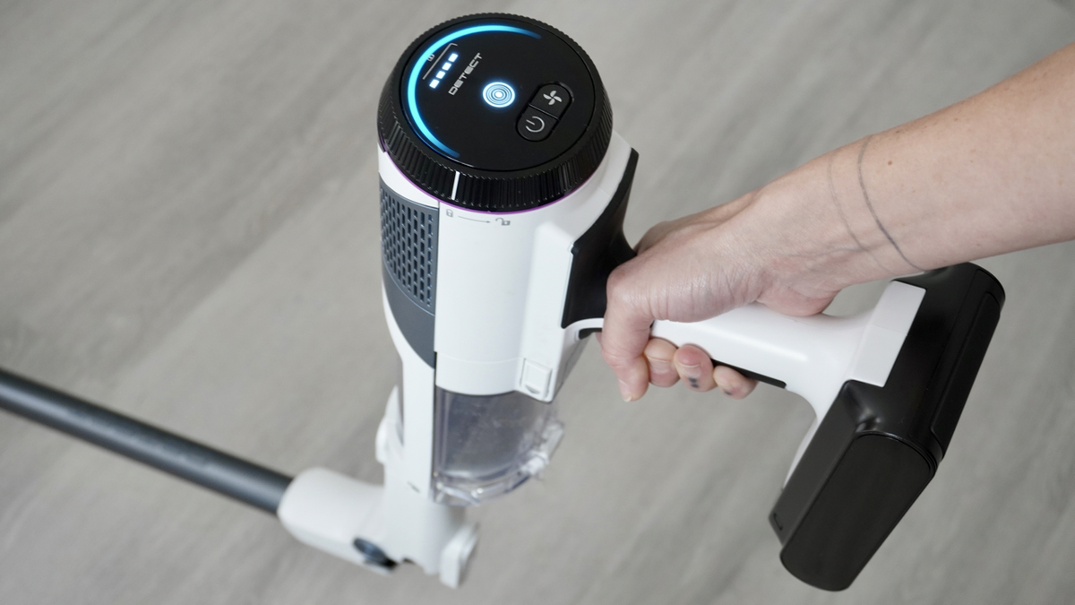 Shark Detect Clean &amp; Empty IW4621UKT vacuum cleaner in a home setting.