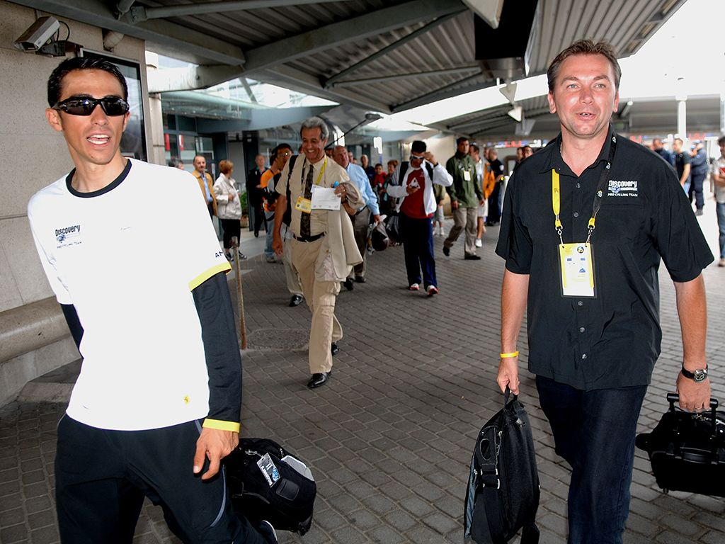 Contador and Johan Bruyneel arrive in Paris ahead of the final stage in 2007