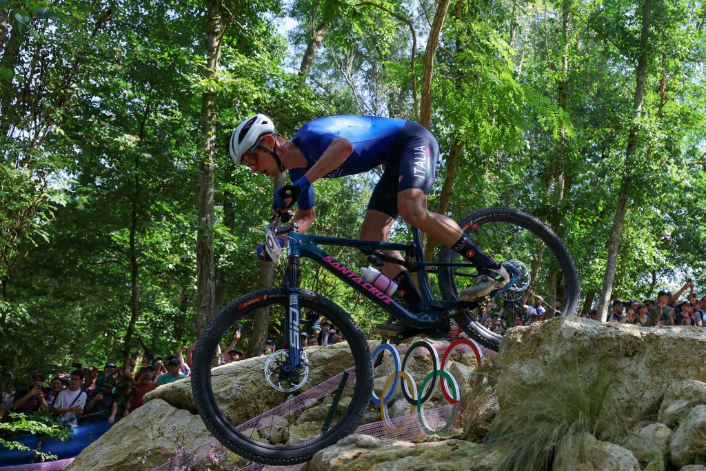 Italy's Luca Braidot competes in the men's cross-country mountain biking event during the Paris 2024 Olympic Games in Elancourt Hill venue in Elancourt, on July 29, 2024. (Photo by Emmanuel DUNAND / AFP)