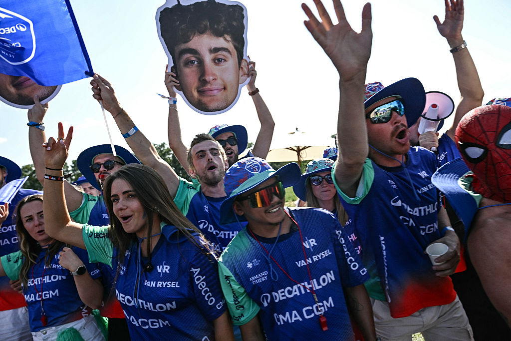 Spectators cheer for Decathlon CMA CGM Team's French rider Paul Seixas along the race route during the 16th stage of the 113th edition of the Tour de France cycling race, 26,1 km time trial between &amp;Eacute;vian-les-Bains and Thonon-les-Bains in the French Alps, on July 21, 2026. (Photo by Loic VENANCE / AFP)
