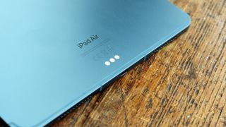 Lähikuvassa sininen iPad Air (2022) puisella tasolla