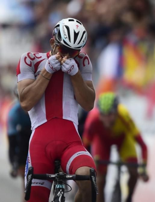 Michal Kwiatkowski kisses his Poland jersey
