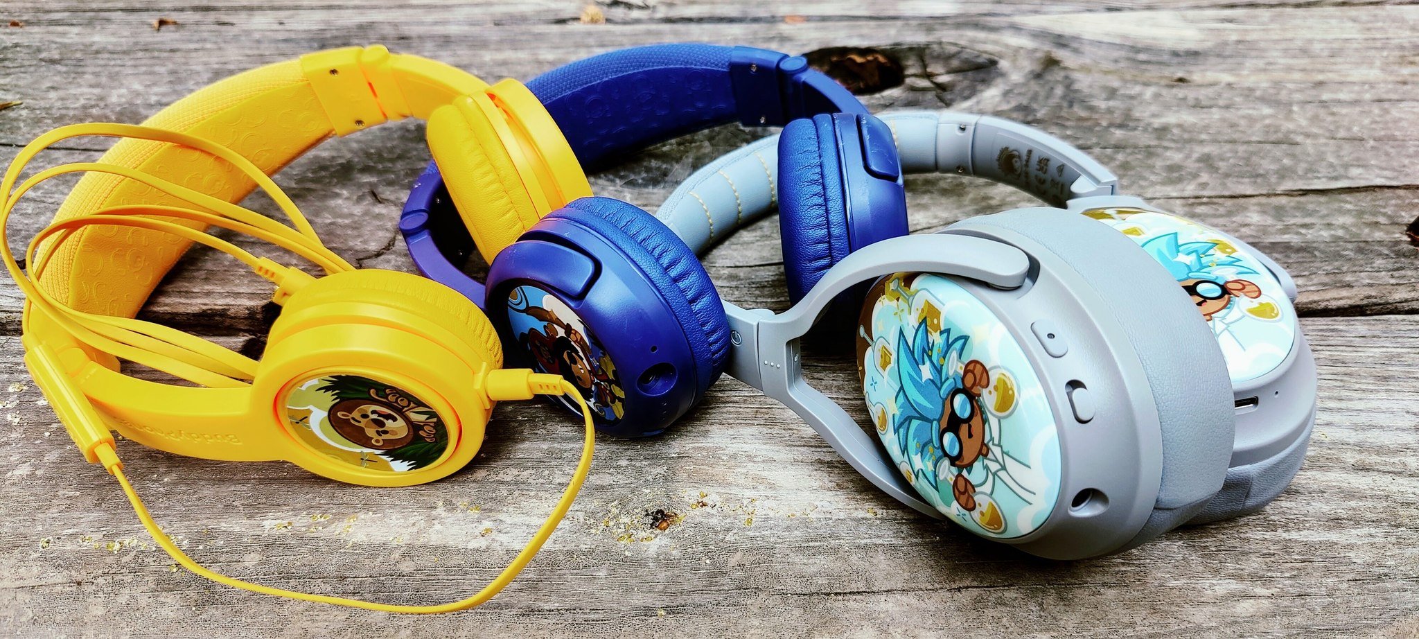 BuddyPhones Discover Fun, On-Ear Wired 85dB Safe Volume Limiting Kids  Headphones, Fun Customizable Stickers, Adjustable Headband Size, Blue 