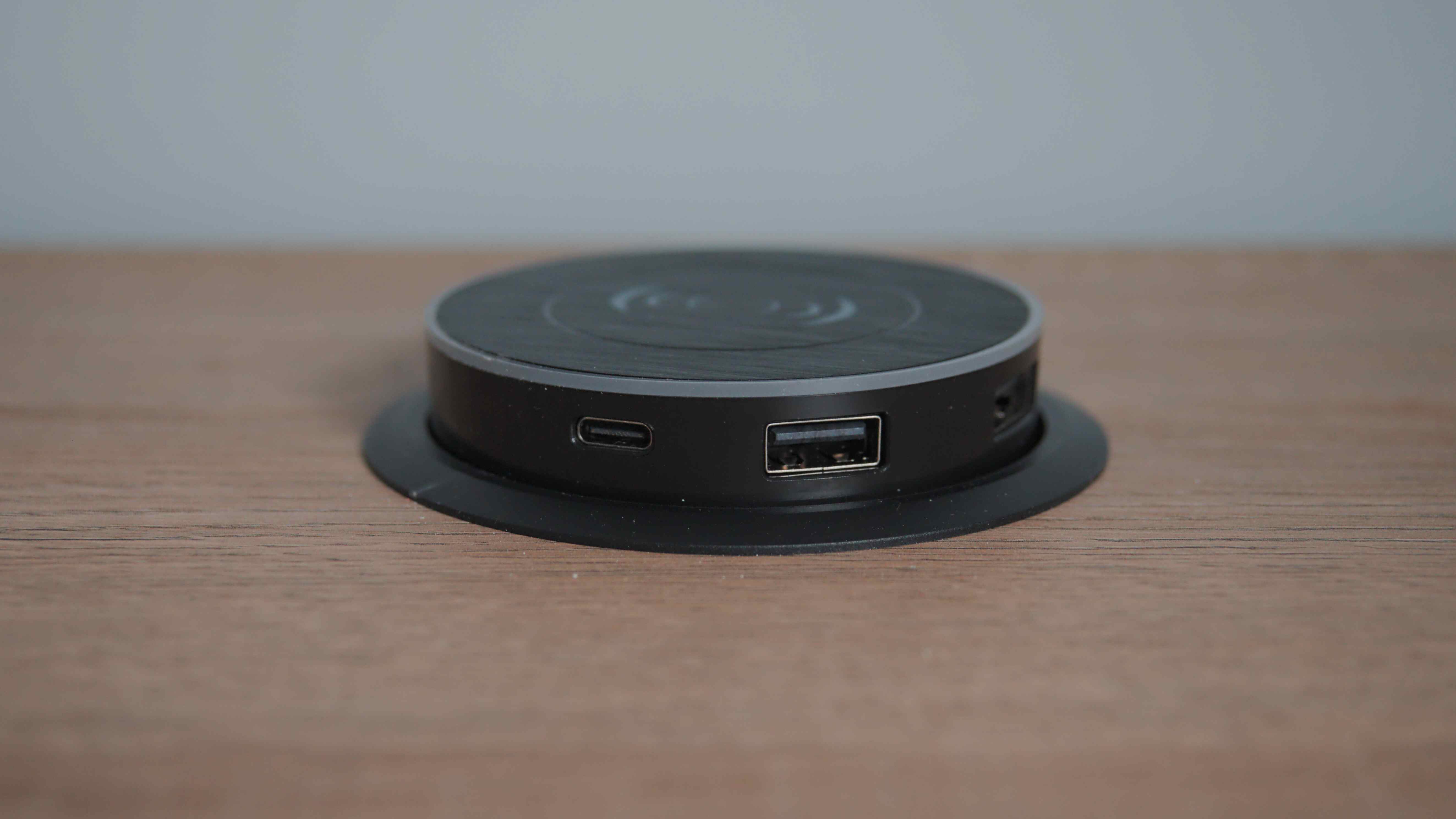 Eureka Ergonomic Ark EL Executive charging ports