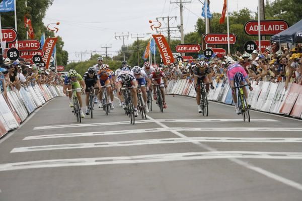 Andre Greipel (Lotto Belisol) and Alessandro Petacchi (Lampre-ISD) dive for the line.