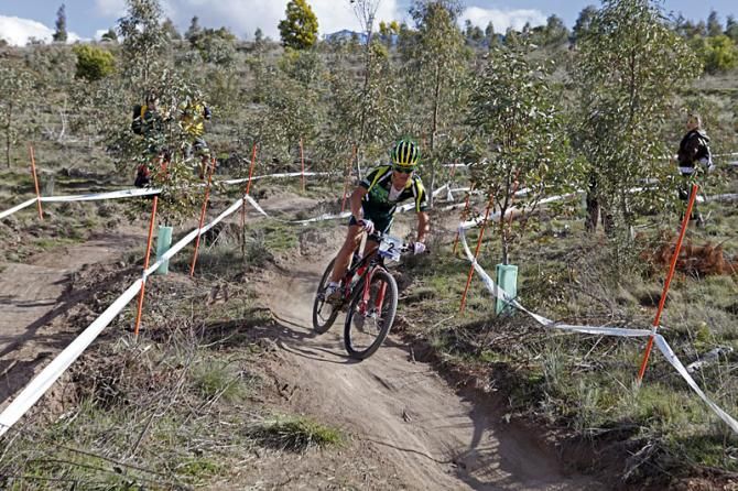 Burry Stander rides toward victory in the 2009 U23 cross country world championships