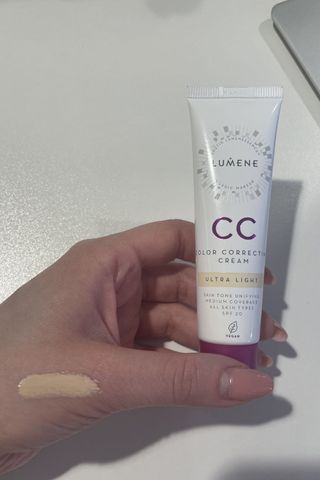 valeza holding lumene CC Color Correcting Cream