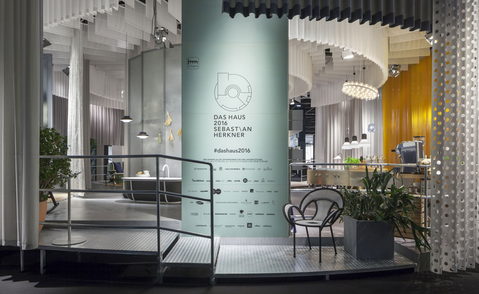 The open structure – described as  ‘a (nearly) endless house’ by Herkner – affords an enveloping visitor experience, as if walking around a gallery