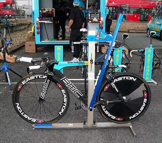 Astana mechanics carefully set up the bike of Andrey Kashechkin.