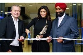 Samsung's Andy Griffiths, Shilpa Shetty and John Digwa of PRC