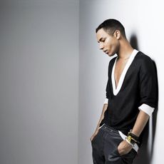 Sleeve, Human body, Shoulder, Collar, Elbow, Joint, Style, Fashion accessory, Fashion, Bag, 