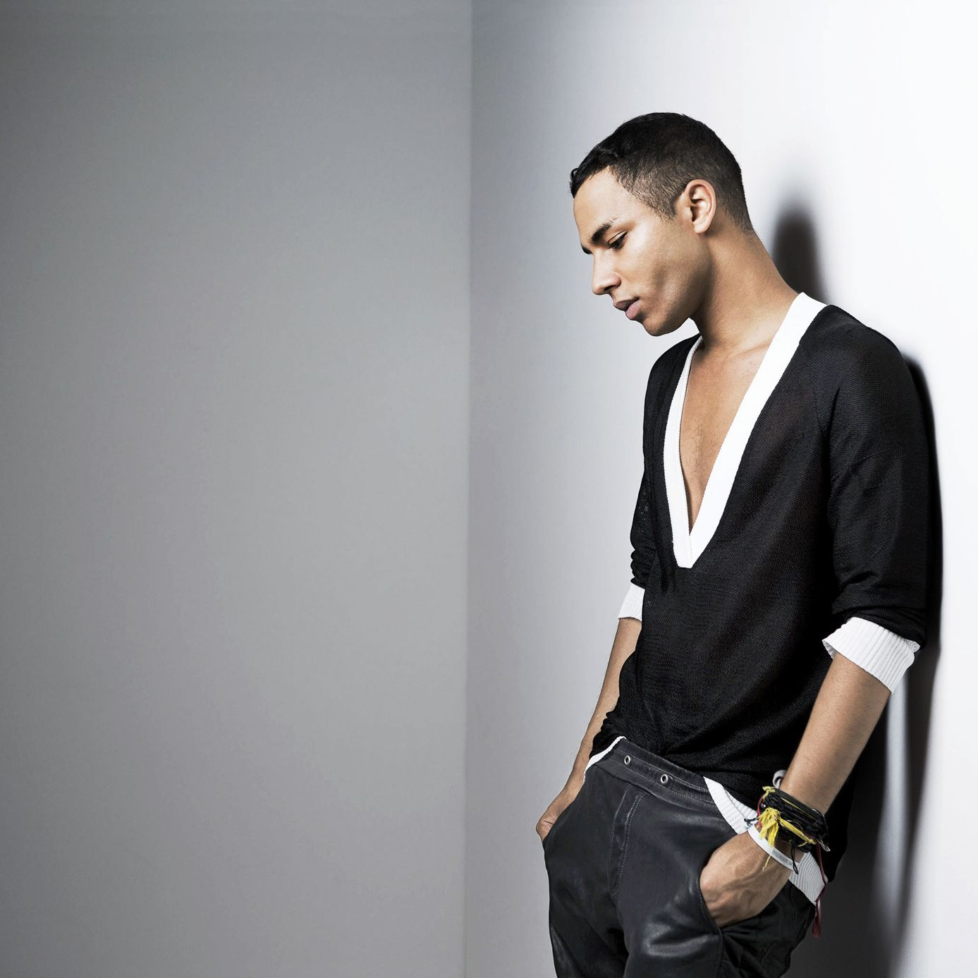 Sleeve, Human body, Shoulder, Collar, Elbow, Joint, Style, Fashion accessory, Fashion, Bag, 