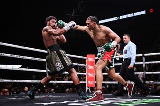 Demetrius Andrade (L) and David Benavidez in a November 25 Showtime-distributed PPV boxing event